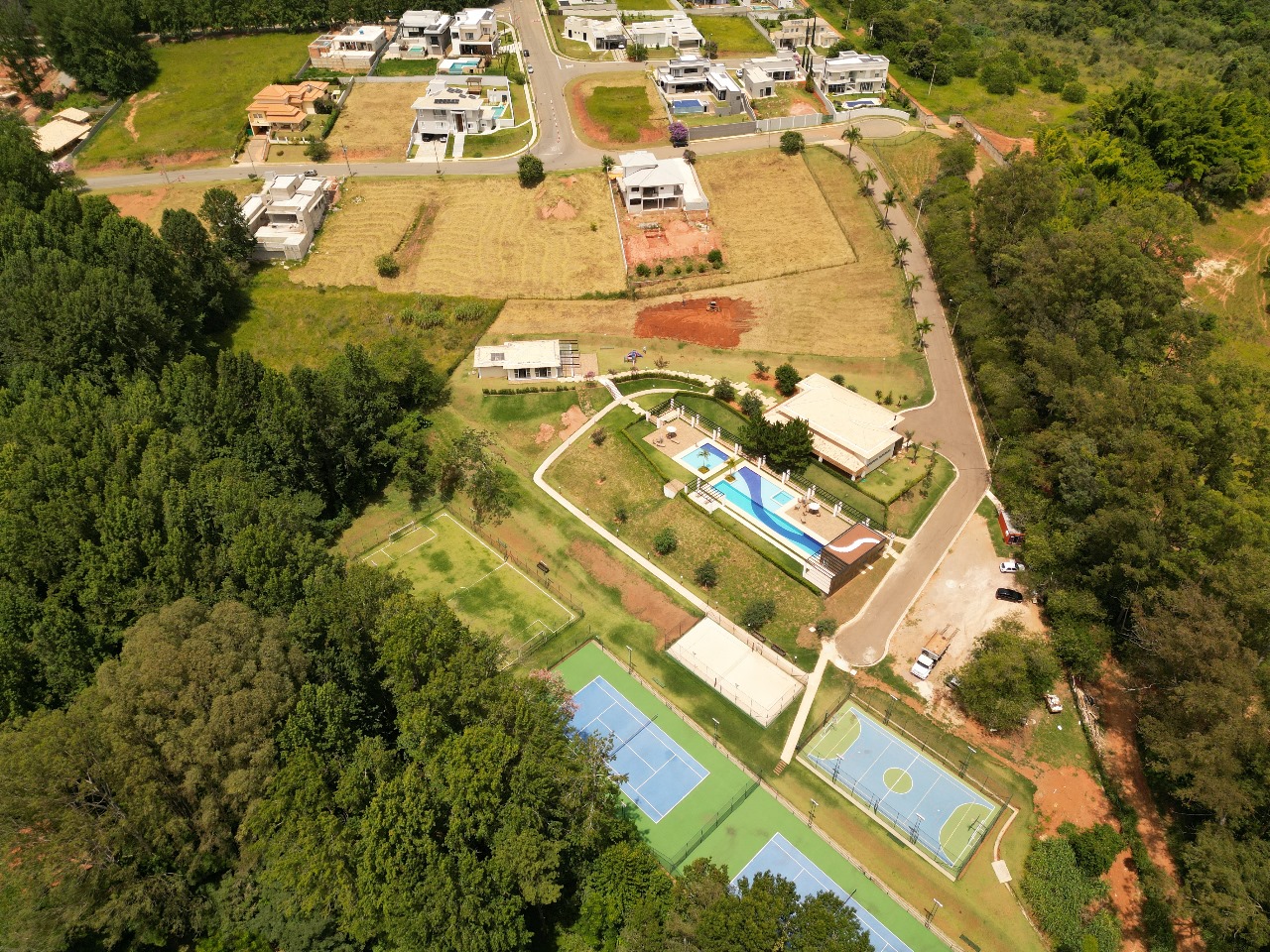 Ao comprar terreno Jundiaí, seja para moradia ou negócios, é fundamental compreender os aspectos que influenciam tanto em terrenos residenciais quanto em terrenos comerciais